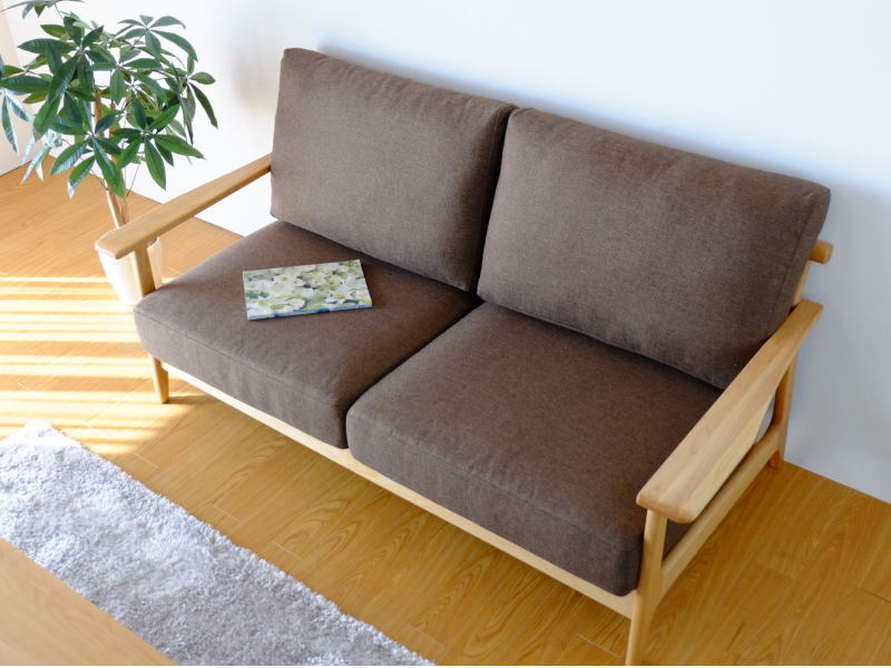 マンションのリビング最適 アルダー無垢材を使用した2．5人掛け木枠ソファ ブラウン デザイン家具ドットコム