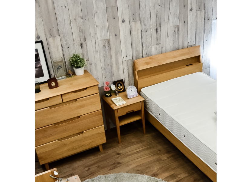 ベッドサイドに最適 寝室で活躍する無垢のサイドテーブル | デザイン家具ドットコム