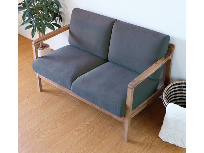 北欧デザインの2人掛けソファ アカシア材とネイビー | デザイン家具ドットコム